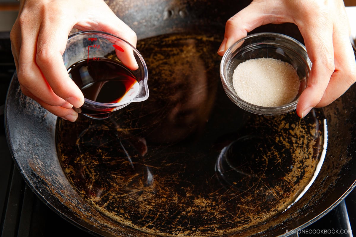 Prepare the gyudon sauce in the frying pan.