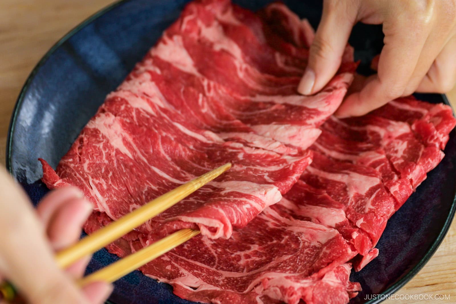 Place the meat on the plate.