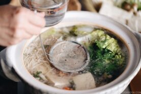 Occasionally skim the scum and foam in the shabu shabu hot pot.