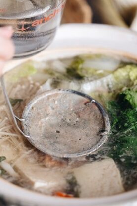 Occasionally skim the scum and foam in the shabu shabu hot pot.