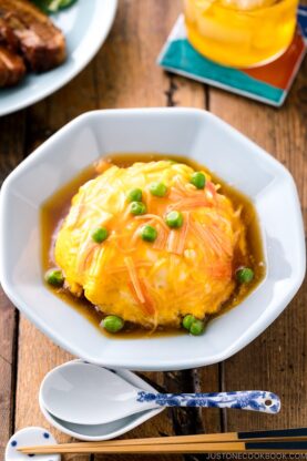 A octagon plate containing Tenshinhan (Crab Omelette Over Rice).