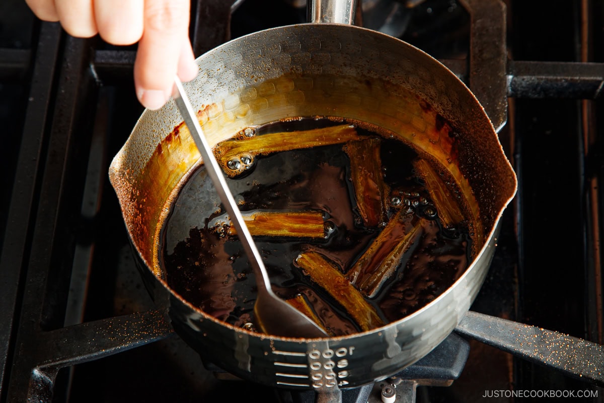 Make the yakitori sauce (tare).